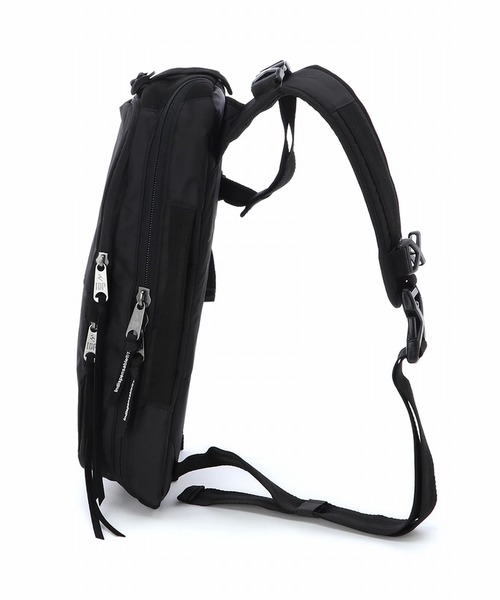 INDISPENSABLE (インディスペンサブル)の「INDISPENSABLE SLING BAG SNUG ECONYL MS(ボディバッグ/ウエストポーチ・メンズ・ブラック・FREE)」の7枚目の写真