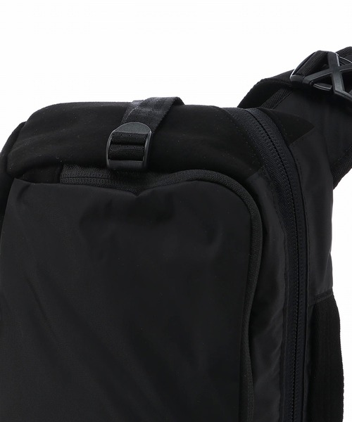 INDISPENSABLE (インディスペンサブル)の「INDISPENSABLE SLING BAG SNUG ECONYL MS(ボディバッグ/ウエストポーチ・メンズ・ブラック・FREE)」の8枚目の写真
