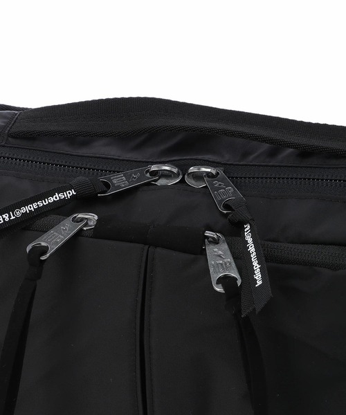 INDISPENSABLE (インディスペンサブル)の「INDISPENSABLE SLING BAG SNUG ECONYL MS(ボディバッグ/ウエストポーチ・メンズ・ブラック・FREE)」の11枚目の写真