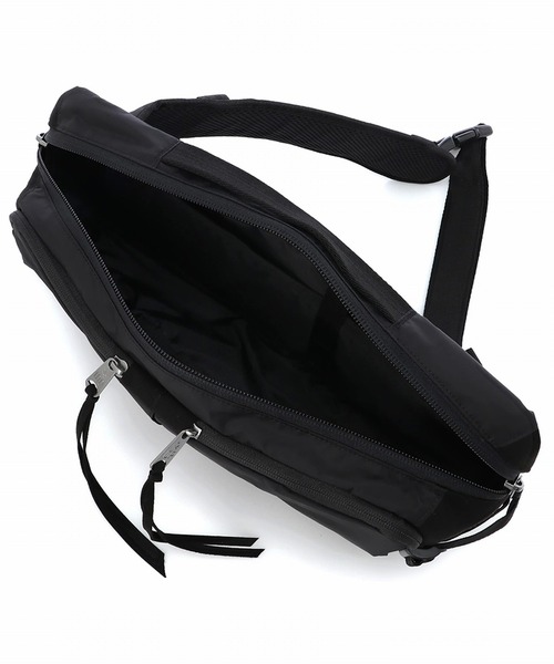 INDISPENSABLE (インディスペンサブル)の「INDISPENSABLE SLING BAG SNUG ECONYL MS(ボディバッグ/ウエストポーチ・メンズ・ブラック・FREE)」の13枚目の写真