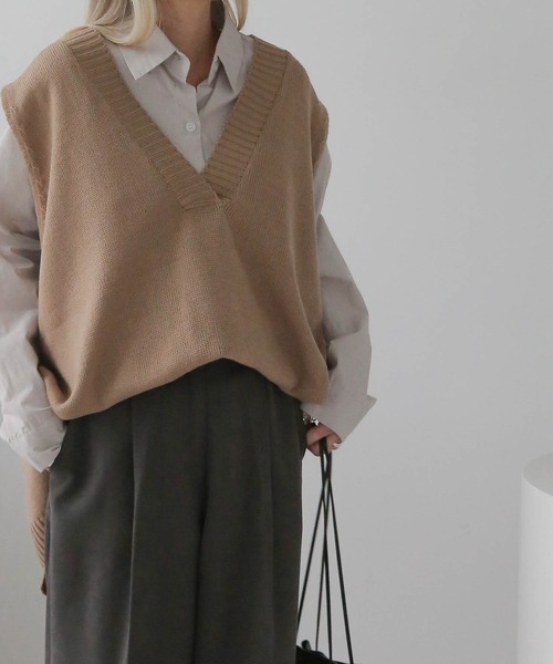 UNE MANSION（ユヌマンション）の「【お洒落に体型カバーまで完璧オールシーズンベストニット】サイドスリットオーバーサイズロングVネックニットベスト（ベスト・レディース・ベージュ/ブラウン/ブラック/ダークグレー・FREE）」の22枚目の写真