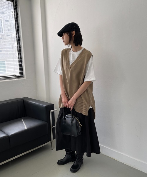 UNE MANSION（ユヌマンション）の「【お洒落に体型カバーまで完璧オールシーズンベストニット】サイドスリットオーバーサイズロングVネックニットベスト（ベスト・レディース・ベージュ/ブラウン/ブラック/ダークグレー・FREE）」の21枚目の写真