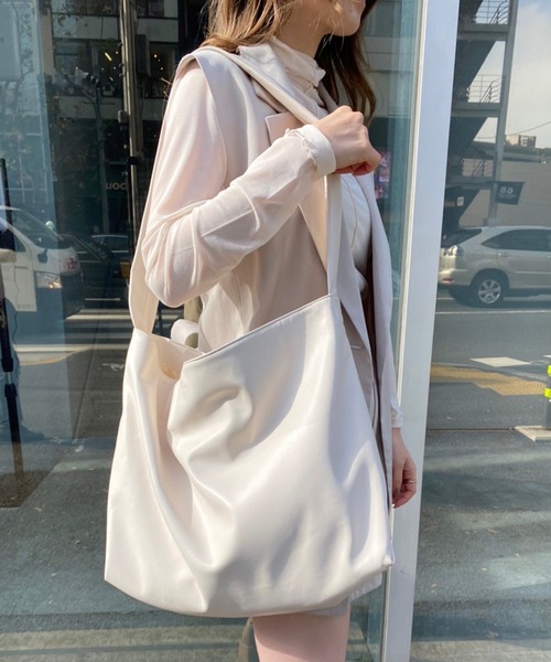 one after another NICE CLAUP(ワンアフターアナザーナイスクラップ)の「ソフトレザーワンショルダーバッグ(トートバッグ・レディース・ブラック/アイボリー・FREE)」の14枚目の写真