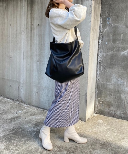 one after another NICE CLAUP(ワンアフターアナザーナイスクラップ)の「ソフトレザーワンショルダーバッグ(トートバッグ・レディース・ブラック/アイボリー・FREE)」の3枚目の写真