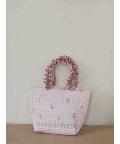 Maison de FLEUR（メゾンドフルール）の「ギンガムチューリップ刺繍フリルトートバッグ（トートバッグ・レディース・ピンク/ベージュ・FREE）」の4枚目の写真
