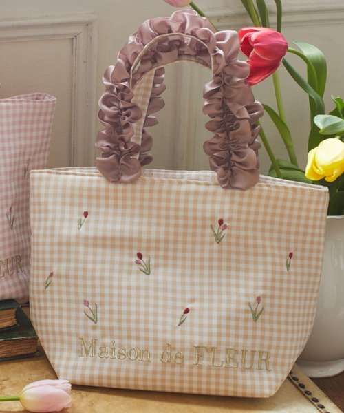 Maison de FLEUR（メゾンドフルール）の「ギンガムチューリップ刺繍フリルトートバッグ（トートバッグ・レディース・ピンク/ベージュ・FREE）」の2枚目の写真