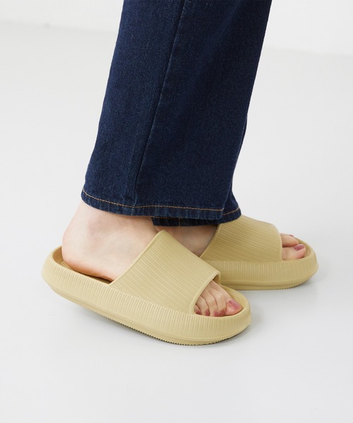 welleg（ウェレッグ）の「EVAシングルバンドサンダル（サンダル・レディース・ブラック/イエロー系/グレイッシュベージュ/カーキ系/ピンク・M/L）」の4枚目の写真