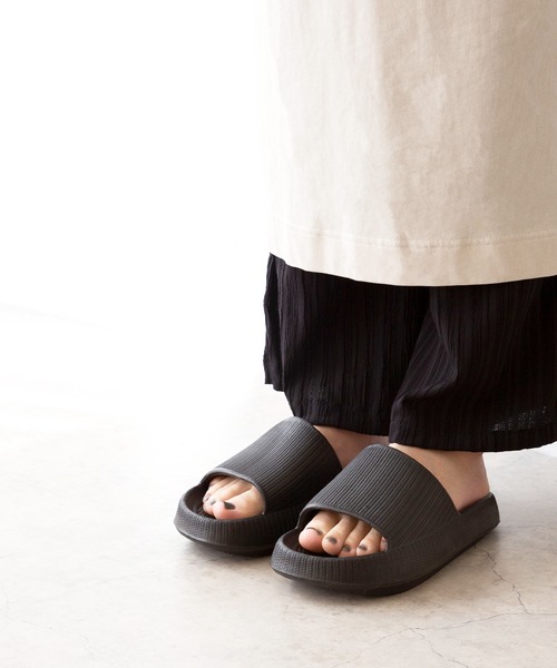 welleg（ウェレッグ）の「EVAシングルバンドサンダル（サンダル・レディース・ブラック/イエロー系/グレイッシュベージュ/カーキ系/ピンク・M/L）」の9枚目の写真