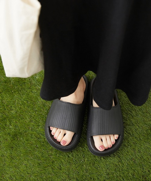 welleg（ウェレッグ）の「EVAシングルバンドサンダル（サンダル・レディース・ブラック/イエロー系/グレイッシュベージュ/カーキ系/ピンク・M/L）」の14枚目の写真