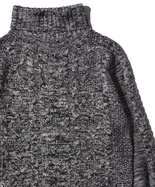 ケーブル編みタートルネックニット