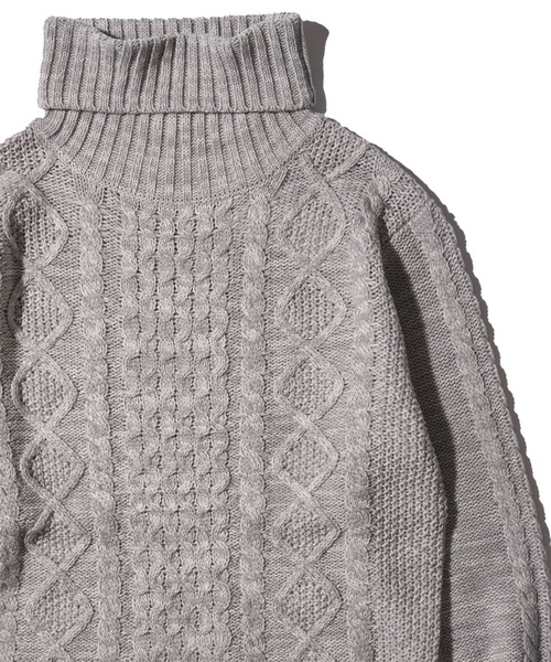 ケーブル編みタートルネックニット
