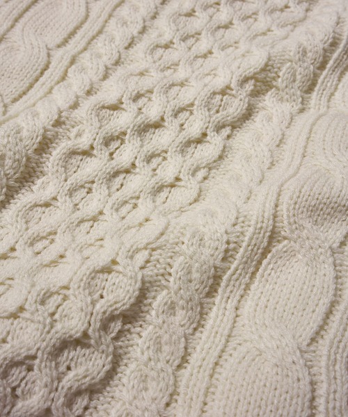 ケーブル編みタートルネックニット