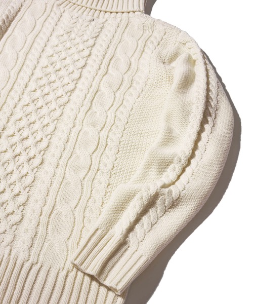 ケーブル編みタートルネックニット