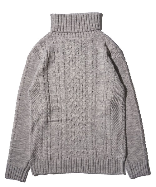 ケーブル編みタートルネックニット