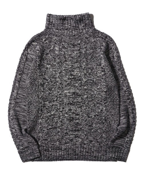 ケーブル編みタートルネックニット