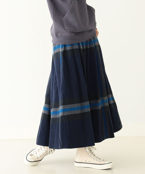 BEAMS BOY(ビームスボーイ)の「BEAMS BOY / ビッグタータン スカート(スカート・レディース・ネイビー/ブラウン/レッド・ONE SIZE)」の2枚目の写真