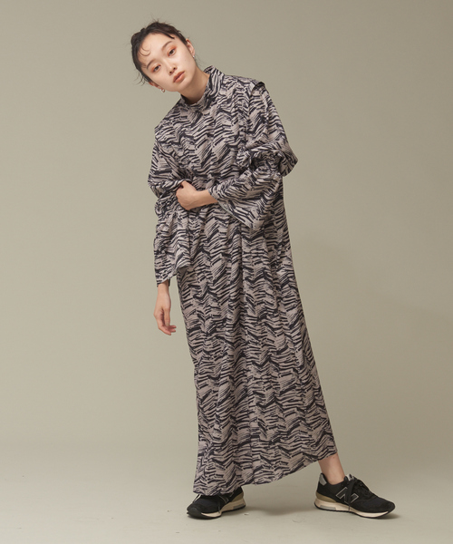 NOMINE(ノミネ)の「オリジナルプリントギャザースリーブマキシワンピース(ワンピース・レディース・ブラウン/グリーン/グレイッシュベージュ・フリー)」の5枚目の写真