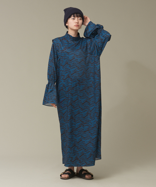 NOMINE(ノミネ)の「オリジナルプリントギャザースリーブマキシワンピース(ワンピース・レディース・ブラウン/グリーン/グレイッシュベージュ・フリー)」の4枚目の写真