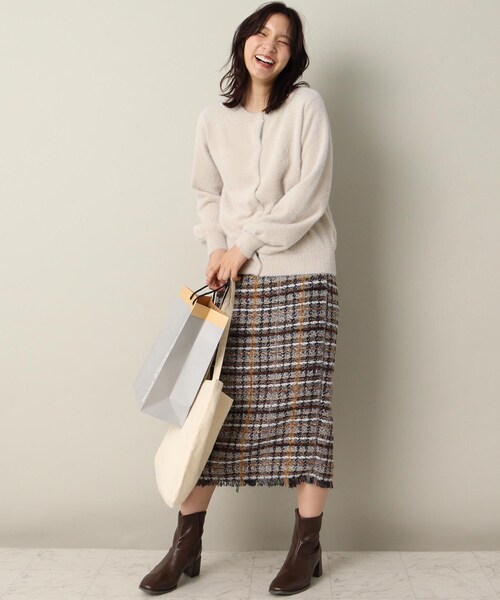 ITS'DEMO（イッツデモ）の「【パール調ボタン/丈短め/柔らかタッチ】ラメフェザーヤーンクルーカーデ（カーディガン/ボレロ・レディース・ベージュ/サックスブルー/オフホワイト・00）」の2枚目の写真