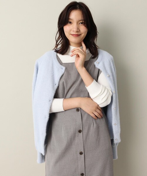 ITS'DEMO（イッツデモ）の「【パール調ボタン/丈短め/柔らかタッチ】ラメフェザーヤーンクルーカーデ（カーディガン/ボレロ・レディース・ベージュ/サックスブルー/オフホワイト・00）」の3枚目の写真