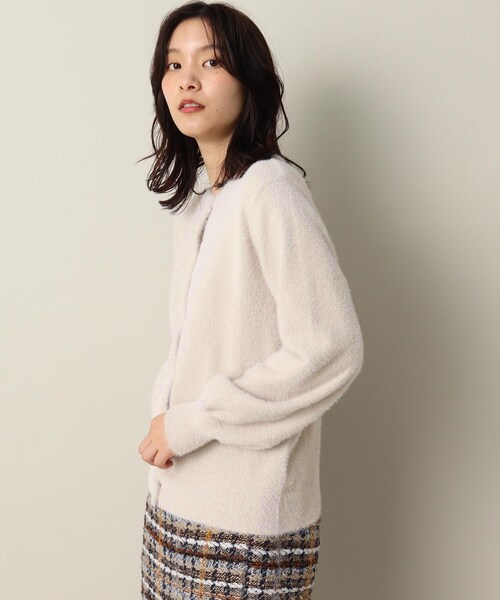 ITS'DEMO（イッツデモ）の「【パール調ボタン/丈短め/柔らかタッチ】ラメフェザーヤーンクルーカーデ（カーディガン/ボレロ・レディース・ベージュ/サックスブルー/オフホワイト・00）」の5枚目の写真