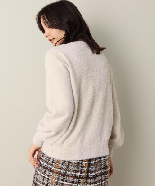 ITS'DEMO（イッツデモ）の「【パール調ボタン/丈短め/柔らかタッチ】ラメフェザーヤーンクルーカーデ（カーディガン/ボレロ・レディース・ベージュ/サックスブルー/オフホワイト・00）」の6枚目の写真