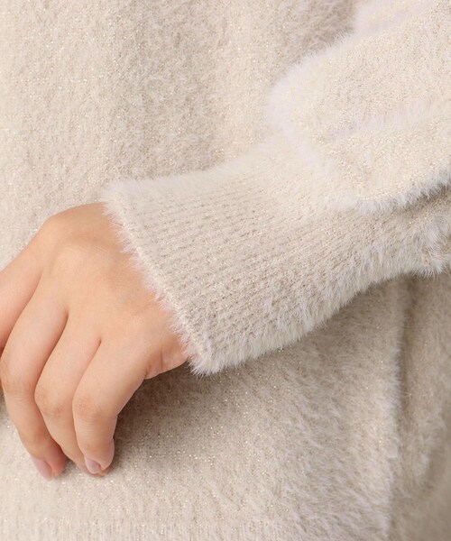 ITS'DEMO（イッツデモ）の「【パール調ボタン/丈短め/柔らかタッチ】ラメフェザーヤーンクルーカーデ（カーディガン/ボレロ・レディース・ベージュ/サックスブルー/オフホワイト・00）」の8枚目の写真