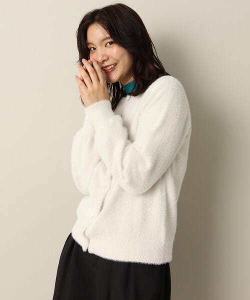 ITS'DEMO（イッツデモ）の「【パール調ボタン/丈短め/柔らかタッチ】ラメフェザーヤーンクルーカーデ（カーディガン/ボレロ・レディース・ベージュ/サックスブルー/オフホワイト・00）」の11枚目の写真