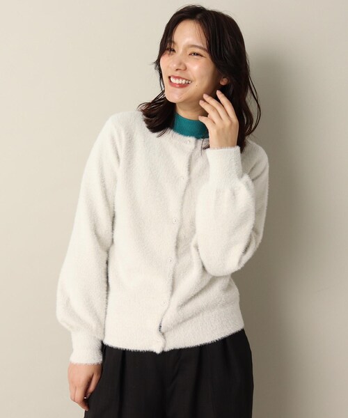 ITS'DEMO（イッツデモ）の「【パール調ボタン/丈短め/柔らかタッチ】ラメフェザーヤーンクルーカーデ（カーディガン/ボレロ・レディース・ベージュ/サックスブルー/オフホワイト・00）」の12枚目の写真