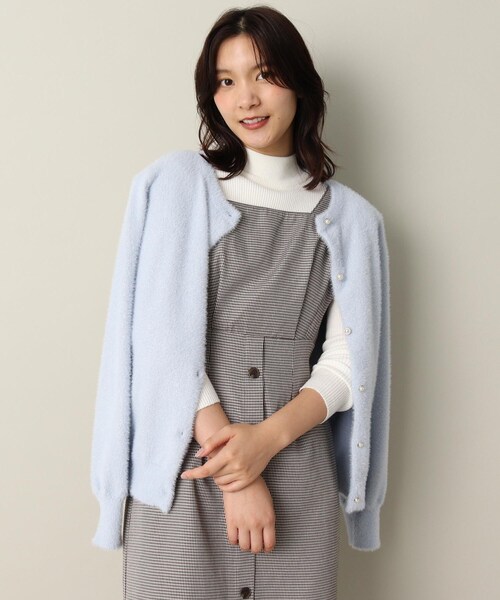 ITS'DEMO（イッツデモ）の「【パール調ボタン/丈短め/柔らかタッチ】ラメフェザーヤーンクルーカーデ（カーディガン/ボレロ・レディース・ベージュ/サックスブルー/オフホワイト・00）」の17枚目の写真