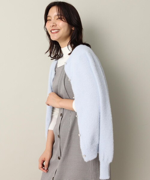 ITS'DEMO（イッツデモ）の「【パール調ボタン/丈短め/柔らかタッチ】ラメフェザーヤーンクルーカーデ（カーディガン/ボレロ・レディース・ベージュ/サックスブルー/オフホワイト・00）」の18枚目の写真
