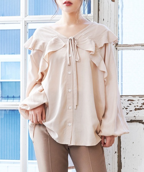 our 新作 フリルカラーブラウス ベージュ セール】フリルカラーブラウス（シャツ/ブラウス）｜Isn't She
