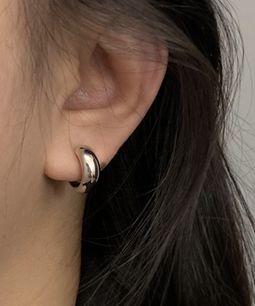 Fun & Daily（ファンアンドデイリー）の「F&D : スモールカーブイヤリング（イヤリング・レディース・シルバー/ゴールド・FREE）」の2枚目の写真