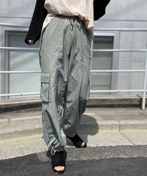 mi via loca（ミヴィアロカ）の「ドロストパラシュートパンツ（カーゴパンツ・レディース・ブラック/カーキ/アイボリー・FREE）」の9枚目の写真