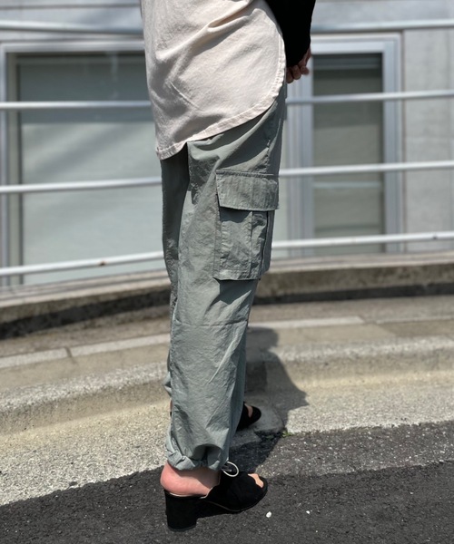 mi via loca（ミヴィアロカ）の「ドロストパラシュートパンツ（カーゴパンツ・レディース・ブラック/カーキ/アイボリー・FREE）」の7枚目の写真