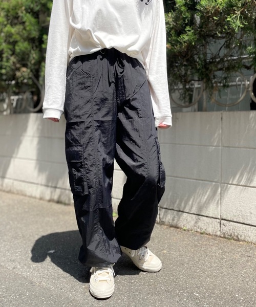 mi via loca（ミヴィアロカ）の「ドロストパラシュートパンツ（カーゴパンツ・レディース・ブラック/カーキ/アイボリー・FREE）」の5枚目の写真