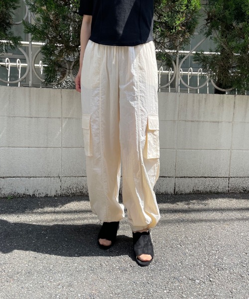 mi via loca（ミヴィアロカ）の「ドロストパラシュートパンツ（カーゴパンツ・レディース・ブラック/カーキ/アイボリー・FREE）」の13枚目の写真