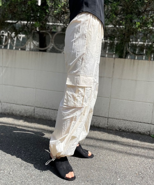 mi via loca（ミヴィアロカ）の「ドロストパラシュートパンツ（カーゴパンツ・レディース・ブラック/カーキ/アイボリー・FREE）」の6枚目の写真