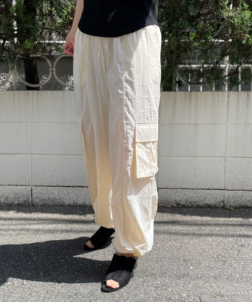 mi via loca（ミヴィアロカ）の「ドロストパラシュートパンツ（カーゴパンツ・レディース・ブラック/カーキ/アイボリー・FREE）」の11枚目の写真