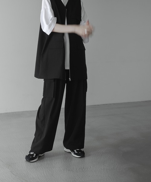 remer(リメール)の「loose out tuck wide cargo PT / ルーズアウトタックワイドカーゴパンツ(カーゴパンツ・メンズ・ブラック/チャコールグレー・SMALL/MEDIUM/LARGE)」の3枚目の写真