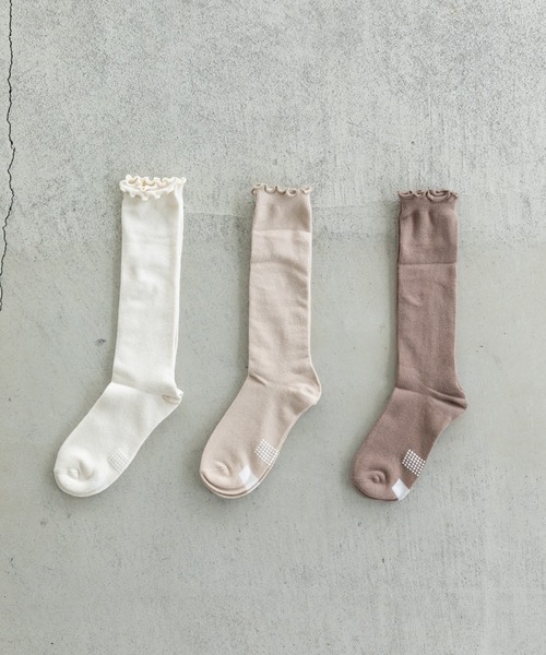 pairmanon（ペアマノン）の「3足セット メロー フリル ニュアンスカラー ハイソックス（ソックス/靴下・キッズ・グレー/ベージュ系その他6・L/M）」の2枚目の写真