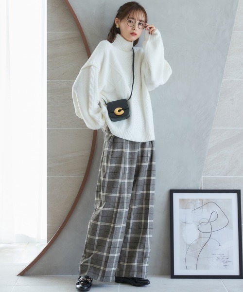 miclat（ミクラ）の「大きいサイズ　ケーブル編みハイネックボリュームニット　miclat（ニット/セーター・レディース・ネイビー/アイボリー・5L/4L/L/LL/3L）」の5枚目の写真