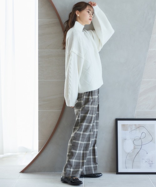 miclat（ミクラ）の「大きいサイズ　ケーブル編みハイネックボリュームニット　miclat（ニット/セーター・レディース・ネイビー/アイボリー・5L/4L/L/LL/3L）」の14枚目の写真