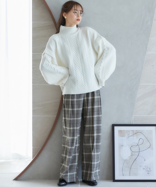 miclat（ミクラ）の「大きいサイズ　ケーブル編みハイネックボリュームニット　miclat（ニット/セーター・レディース・ネイビー/アイボリー・5L/4L/L/LL/3L）」の6枚目の写真