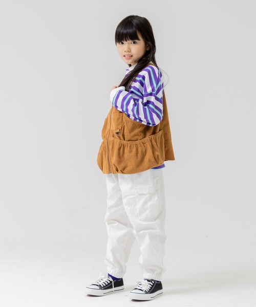chil2（チルツー）の「コットン100％ ワイドカーゴパンツ（カーゴパンツ・キッズ・ホワイト/ブラック/ベージュ/カーキ・120cm/130cm/90cm/160cm/150cm/100cm/110cm/140cm）」の6枚目の写真