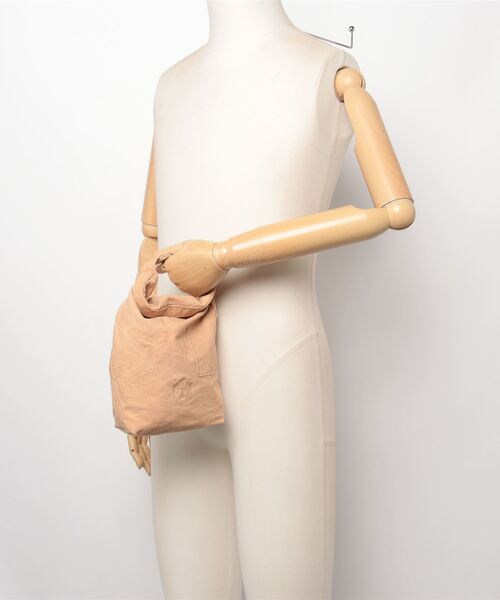 hobo（ホーボー）の「【hobo / ホーボー】ROLL TOP BAG DUCK CANVAS KAKISHIBU DYED（ハンドバッグ・メンズ・ブラック/キャメル・FREE）」の8枚目の写真