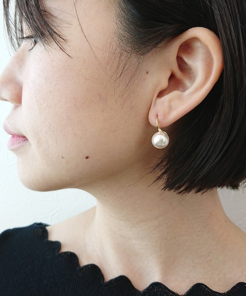Three Four Time(スリーフォータイム)の「パールフックピアス【結婚式/フォーマル/デイリー】(ピアス(両耳用)・レディース・シルバー/ゴールド・FREE)」の3枚目の写真