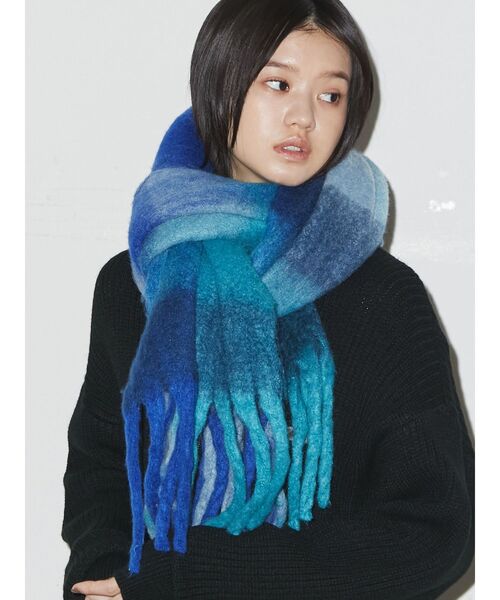 EMODA（エモダ）の「ボリュームチェックマフラー（マフラー・レディース・ブルー/ブラック・FREE）」の4枚目の写真