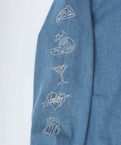 POWER TO THE PEOPLE（パワートゥーザピープル）の「POWER TO THE PEOPLE/パワートゥザピープル オーバーサイズ 袖刺繍 デニム レギュラーカラーシャツ/レディース メンズ（シャツ/ブラウス・メンズ・サックスブルー/ブラック/グレー・LL/M/L）」の6枚目の写真