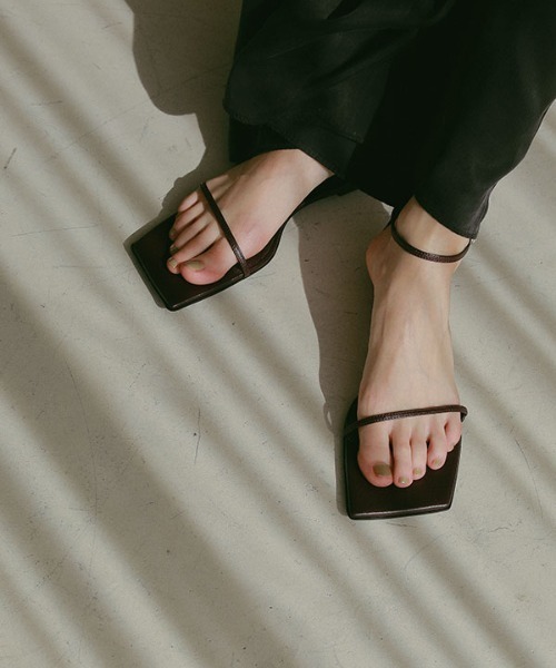 ETRE TOKYO（エトレトウキョウ）の「ワイドスクエアトゥフラットシューズ（サンダル・レディース・ホワイト/ワイン/ブラック/ブルー・36/38/37）」の4枚目の写真